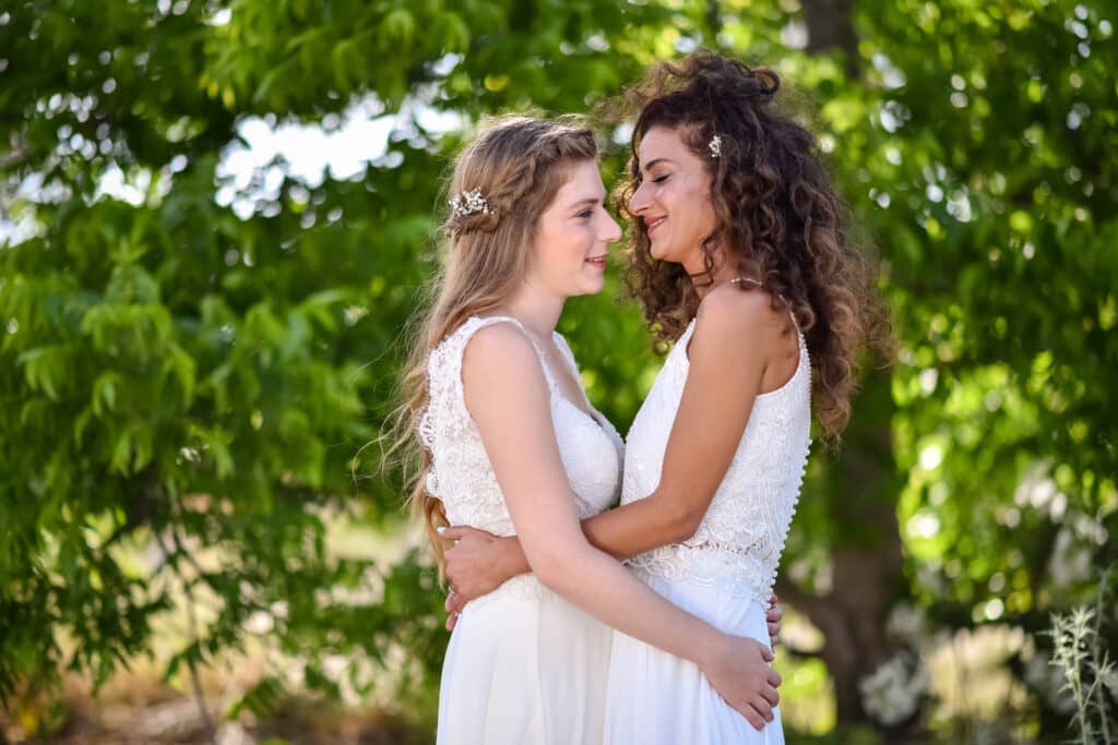 LGBT Wedding Zwei Frauen in weißen Kleidern