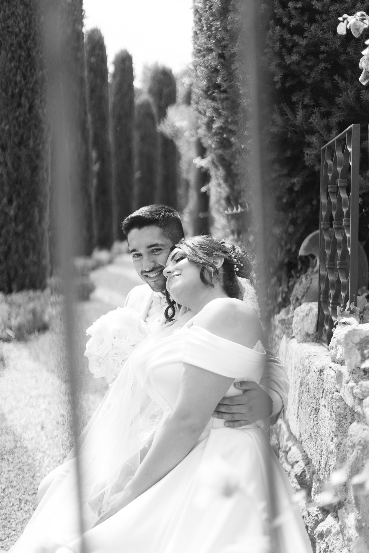 Mit der neuen Gartensaison freue ich mich schon sehr auf viele schöne Hochzeiten.
Im Juli, wenn der Lavendel blüht, zeigt sich mein Garten von seiner besonders schönen Seite.
Eine wunderbare Kulisse für Paare, die sich eine Trauung mit sommerlicher Leichtigkeit und südlichem Charme wünschen.
Da auch die Fotografie Teil meines Angebots ist, beginnen im April die persönlichen Vorbesprechungen.