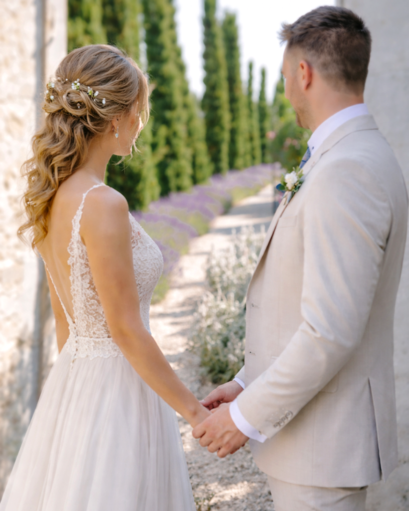 Originalkulisse mit der Zypressenalle im Garten Polz